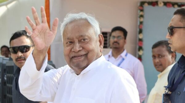 विकास मित्रों को टैबलेट खरीदने के लिए मिलेंगे ₹25 हजारः शिक्षा सेवकों को स्मार्ट-फोन के लिए ₹10 हजार देगी नीतीश सरकार