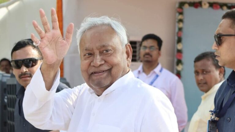 विकास मित्रों को टैबलेट खरीदने के लिए मिलेंगे ₹25 हजारः शिक्षा सेवकों को स्मार्ट-फोन के लिए ₹10 हजार देगी नीतीश सरकार
