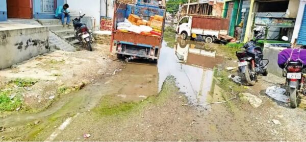 ताजपुर फल मंडी से एनएच-28 जाने वाली सड़क पर जलजमाव