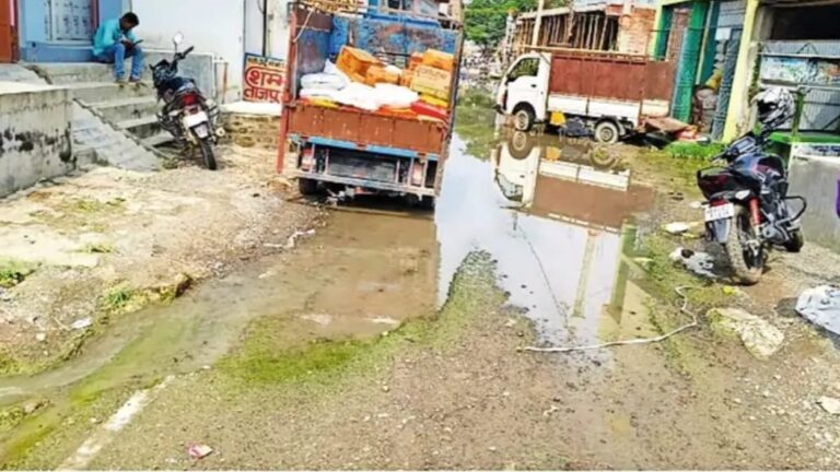 ताजपुर फल मंडी से एनएच-28 जाने वाली सड़क पर जलजमाव