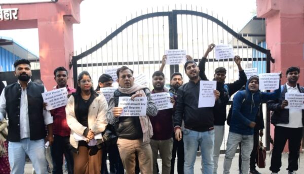 STET अभ्यर्थियों का बिहार बोर्ड ऑफिस के बाहर हंगामा; रिवाइज्ड आंसर-की, नोटिफिकेशन और ग्रेस मार्क्स की मांग तेज
