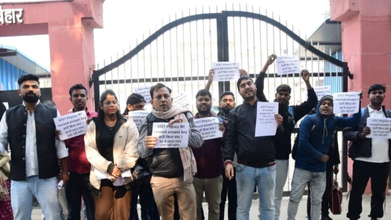 STET अभ्यर्थियों का बिहार बोर्ड ऑफिस के बाहर हंगामा; रिवाइज्ड आंसर-की, नोटिफिकेशन और ग्रेस मार्क्स की मांग तेज
