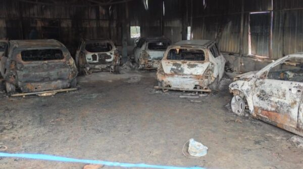 समस्तीपुर में कार गैराज में लगी भीषण आग, 6 कारें जलकर राख: करोड़ों का नुकसान