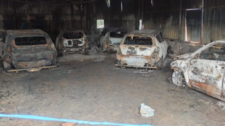 समस्तीपुर में कार गैराज में लगी भीषण आग, 6 कारें जलकर राख: करोड़ों का नुकसान