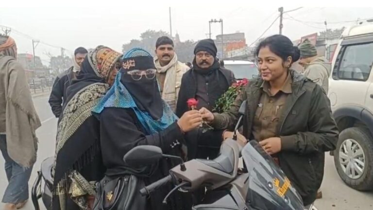 समस्तीपुर में बिना हेलमेट-सीट बेल्ट वालों को मिला ‘गुलाब का तोहफा’, अगली बार जुर्माना-जेल