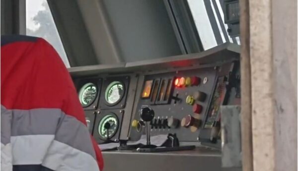 बाढ़ स्टेशन पर पटना-कटिहार इंटरसिटी एक्सप्रेस का इंजन फेल, यात्री हुए परेशान