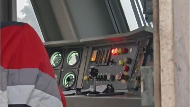 बाढ़ स्टेशन पर पटना-कटिहार इंटरसिटी एक्सप्रेस का इंजन फेल, यात्री हुए परेशान