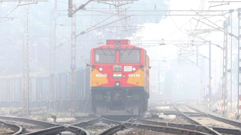 समस्तीपुर में कोहरे ने घटाई ट्रेनों की रफ्तार, लोको पायलट को गाइड कर रहे पटाखा-होम और डिस्टेंस सिग्नल सिस्टम