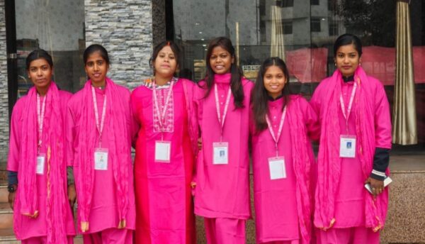 बिहार के लिए गर्व का पल, मुसहर समाज की बेटी रागिनी ने गणतंत्र दिवस पर चलाई पिंक बस