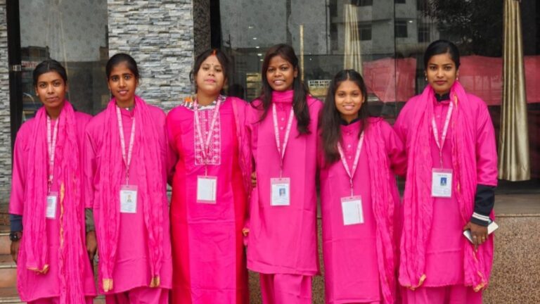 बिहार के लिए गर्व का पल, मुसहर समाज की बेटी रागिनी ने गणतंत्र दिवस पर चलाई पिंक बस