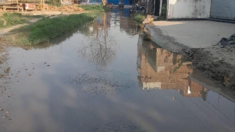 समस्तीपुर में पानी से लबालब सड़क बनी ‘तालाब’, 300 फीट तक जलजमाव; रोज हो रही दुर्घटनाएं